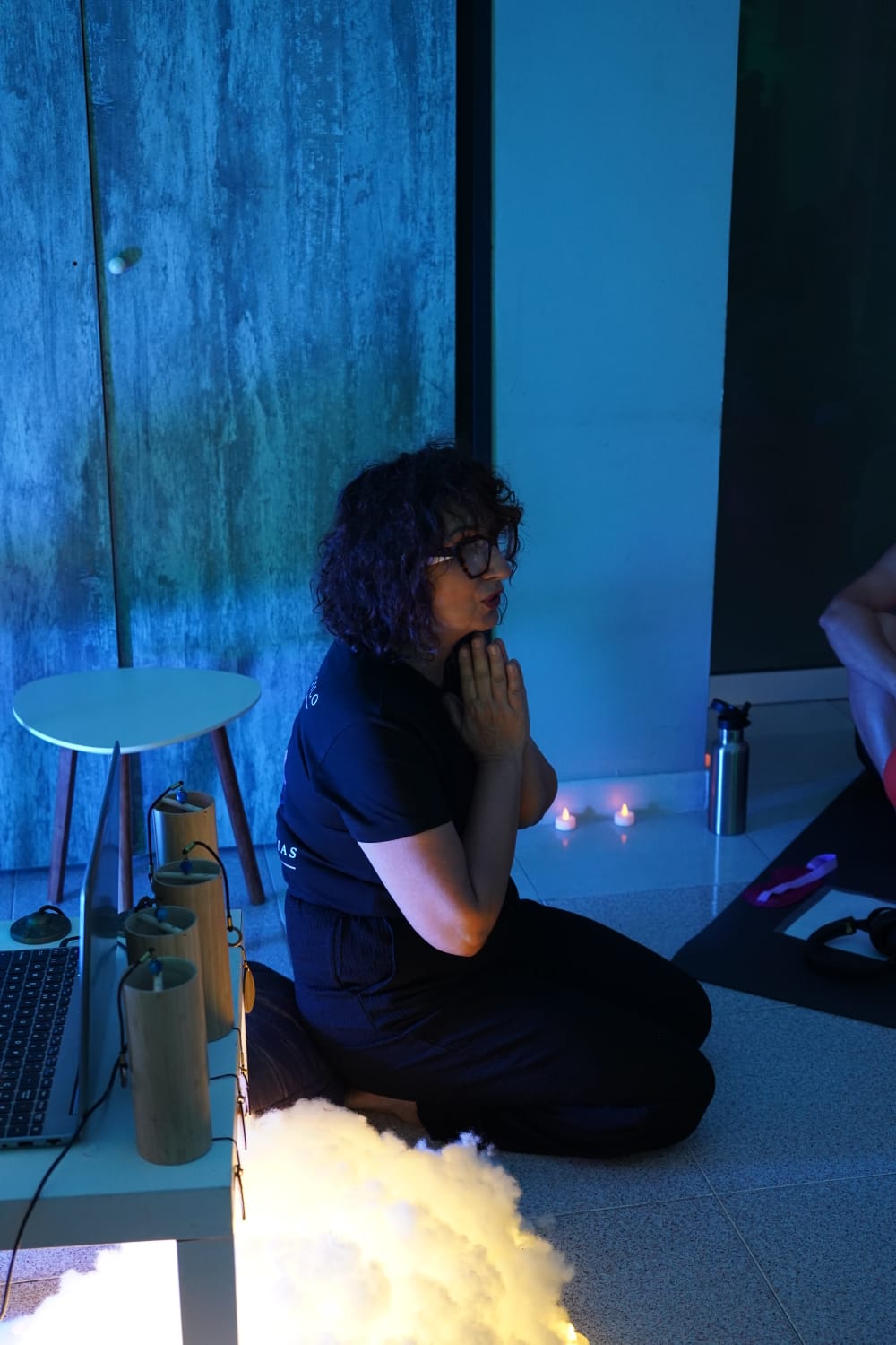 Facilitadora en meditaci&oacute;n con niebla de hielo seco y luz azul