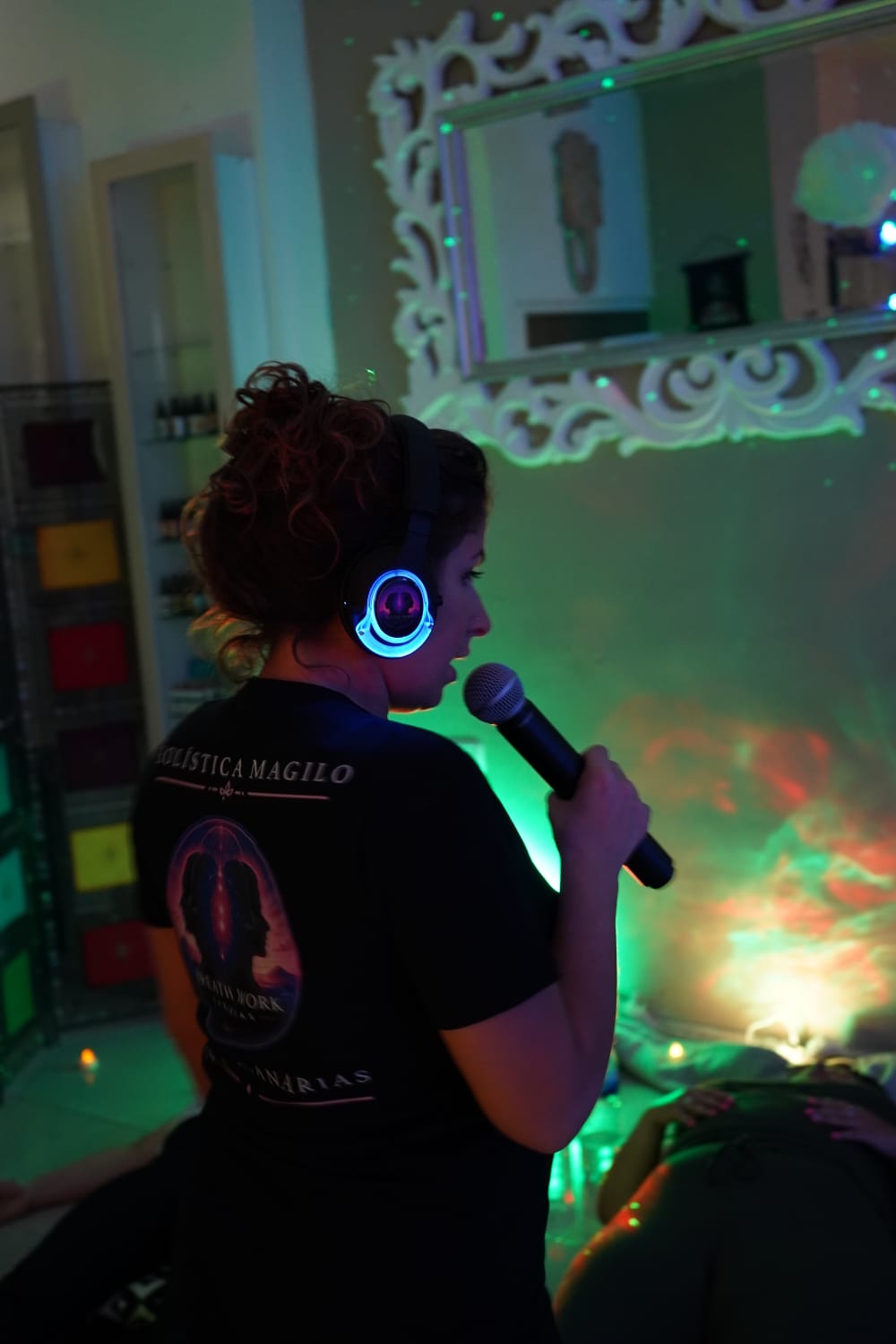 Facilitadora con camiseta Hol&iacute;stica Magilo guiando la sesi&oacute;n