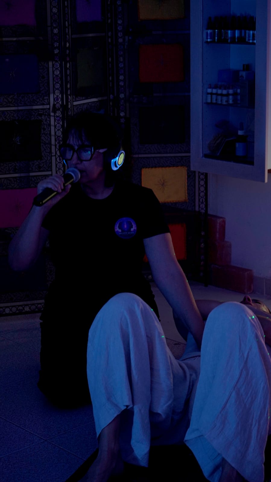 Facilitador con auriculares LED durante el evento
